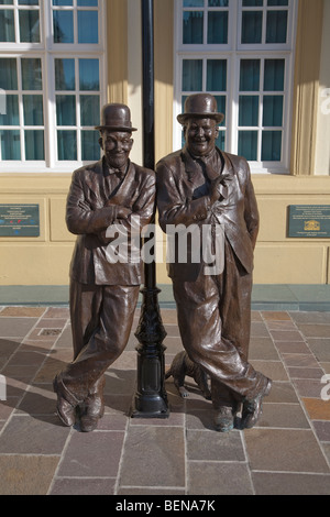 Statue von Stan Laurel und Oliver Hardy in Ulverston, Cumbria, Geburtsort von Stan Laurel und Heimat des Laurel & Hardy museum Stockfoto