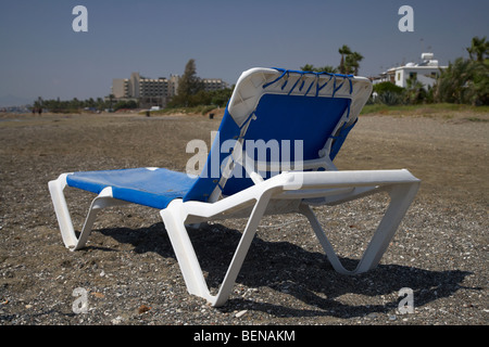 leere Sonnenliege auf Zypern touristische Organisation kommunaler Strand in Larnaca Bay Zypern Europa Stockfoto