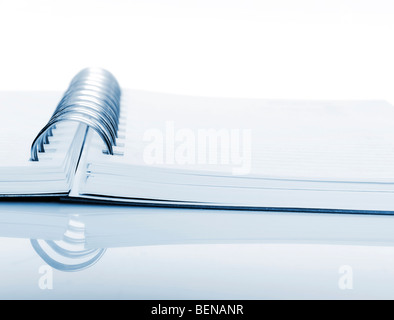 Eine offene Spirale Notizbuch mit Reflexion Stockfoto