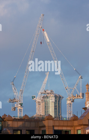 Baukräne in der City of London vor einem blauen Himmel im Februar 2009 eingestellt Stockfoto