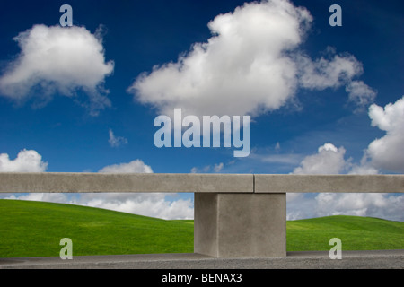 Schöne grüne Wiese mit einer Steinmauer auf dem ersten Plan (Designer können ihre eigenen Kompositionen machen) Stockfoto