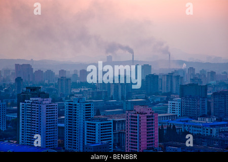 Stadtbild, Schornstein Verschmutzung in der Ferne, Pyongyang, Nordkorea Stockfoto