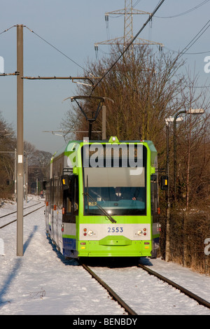 Eine grüne Straßenbahn Reisen über Schnee in Süd-London, Februar 2009 Stockfoto