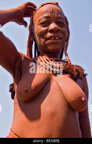 Himba Frau in einem Dorf in der Nähe von Epupa Wasserfälle, Namibia, Afrika. Stockfoto