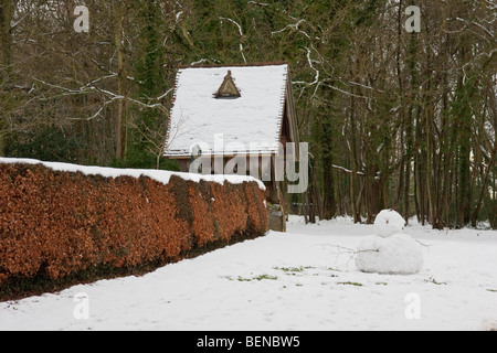 Eine Schnee Mann außerhalb St. Barnabas Church in Ranmore im Schnee, Februar 2009 Stockfoto