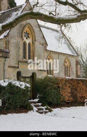 Starker Schneefall über St. Barnabas Church und Eingang in die Surrey Hills im Februar 2009 Stockfoto