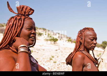 Himba-Frauen in einem Dorf in der Nähe von Epupa Wasserfälle, Namibia, Afrika. Stockfoto