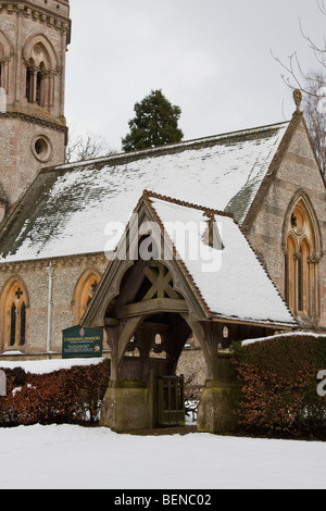Starker Schneefall über eine Kirche und das Tor in Surrey Hills im Februar 2009 Stockfoto