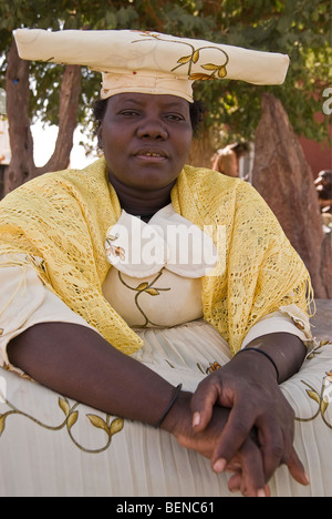 Herero-Frau in einem Dorf in der Nähe von Epupa Wasserfälle, Namibia, Afrika. Stockfoto