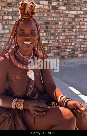 Himba Frau in einem Dorf in der Nähe von Epupa Wasserfälle, Namibia, Afrika. Stockfoto