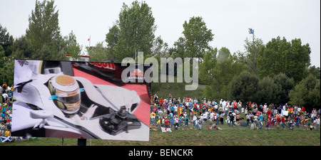 Ein großer Bildschirm zeigt Jensen Button gewinnen am Circuit de Catalunya Barcelona Grand Prix 2009 Stockfoto