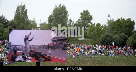 Ein großer Bildschirm zeigt Jensen Button gewinnen am Circuit de Catalunya Barcelona Grand Prix 2009 Stockfoto