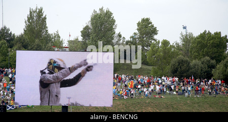 Ein großer Bildschirm zeigt Jensen Button gewinnen am Circuit de Catalunya Barcelona Grand Prix 2009 Stockfoto