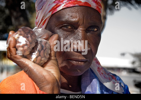Afrikanische Frau in einem Straßenmarkt waren verkaufen. Dorf von Rundu, Namibia, Afrika. Stockfoto