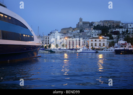 Ibiza-Insel-Hafen und Stadt unter Nachtlicht im Mittelmeer Stockfoto