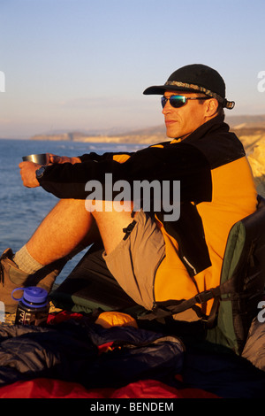 Man genießt den Blick aufs Meer beim camping. Stockfoto