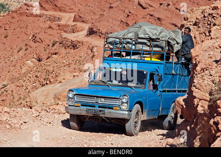 Transport mit beladen Allrad-Pickup-Truck entlang Bergpfad durch das Atlasgebirge, Marokko, Nordafrika Stockfoto