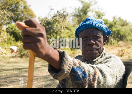 Alter Mann auf der Straße an der Kamera, Okavango Delta, Botswana, Afrika Suche. Stockfoto