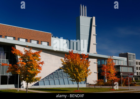 Herbst rote Farben bei Seneca College york university Stephen e Quinlan und Bennett center Gebäude mit blauem Himmel Stockfoto