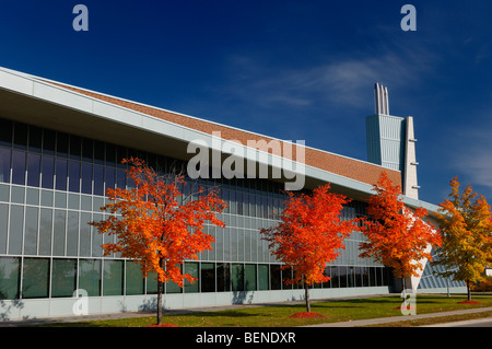 Red maple Bäume und modernen Architektur von Seneca College york university Stephen e Quinlan Gebäude im Herbst Stockfoto