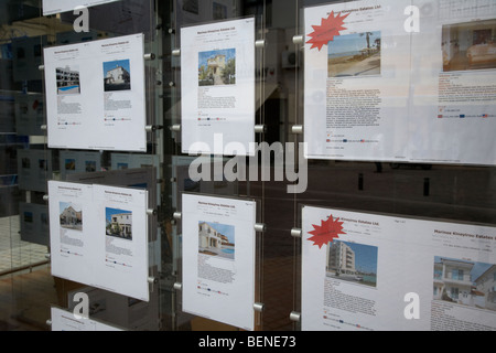 Unterkünfte-Ferienwohnungen und Ferienhäuser zum Verkauf im Fenster eine Immobilien Agentur Larnaca Zypern Europa Stockfoto