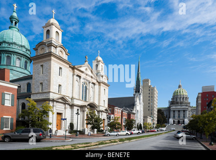 State Street mit dem Capitol-Gebäude an der Spitze und St. Patrick Kathedrale in den Vordergrund, Harrisburg, Pennsylvania, USA Stockfoto