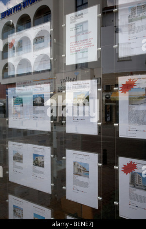 Unterkünfte-Ferienwohnungen und Ferienhäuser zum Verkauf im Fenster eine Immobilien Agentur Larnaca Zypern Europa Stockfoto