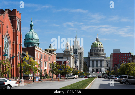 State Street mit dem Capitol-Gebäude am oberen & der Kuppel der St. Patrick Cathedral auf der linken Seite, Harrisburg, Pennsylvania, USA Stockfoto