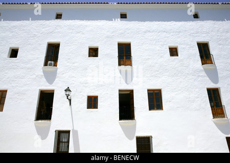 Ibiza Mittelmeer Inselarchitektur beherbergt im Sommerurlaub Stockfoto