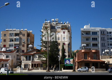 Mehrfamilienhäuser und Häuser in einem Vorort von Larnaca Zypern Stockfoto