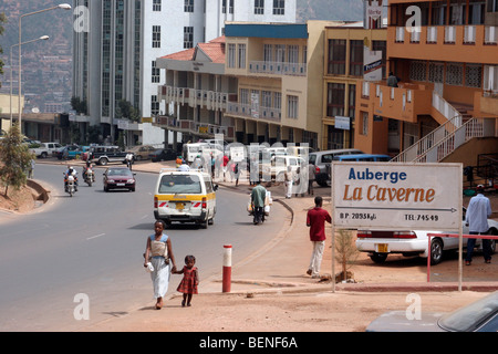 Verkehr und Fußgänger in Straße von Kigali, der Hauptstadt Ruandas, Zentralafrika Stockfoto