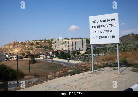 Zeichen mit Blick auf Pyla und türkischen kontrollierten Territorium markieren Eingang des SBA Sovereign Base Area von Dhekelia Stockfoto