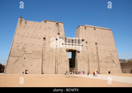 Horus Tempel von Edfu, antiken ägyptischen Tempel befindet sich am Westufer des Nil, Ägypten, Nordafrika Stockfoto