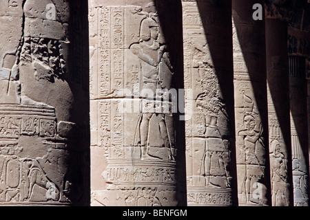 Ägyptische Hieroglyphen auf Säulen im Tempel von Edfu, Antike ägyptische Horus-Tempel am Westufer des Nil, Ägypten, Afrika Stockfoto