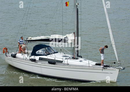 Einfahrt Hafen mit abgesenkten Segel Segelboot Stockfoto