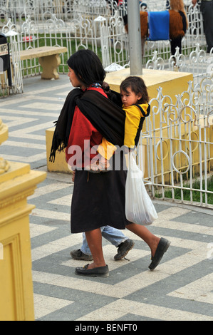 CAJABAMBA PERU - SEPTEMBER 6: Frau mit Kind auf Rücken in Cajabamba in Peru am 6. September 2009 Stockfoto