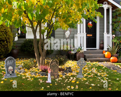 Halloween-Dekorationen, Vorgarten des Hauses, Seattle, Washington Stockfoto