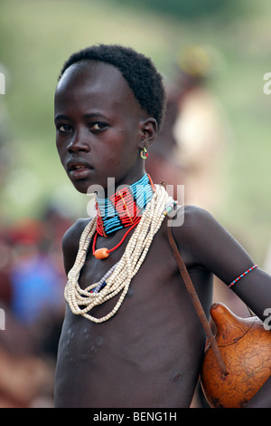 Junges Mädchen von der Bana / Bena Stamm in traditioneller Tracht tragen Halsketten mit bunten Perlen, Äthiopien, Südafrika Stockfoto