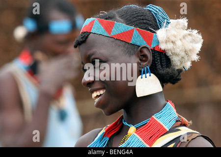 Frau von der Bana / Bena Stamm in traditioneller Tracht tragen bunte Perlen in Schlüssel Ferne, Äthiopien, Südafrika Stockfoto