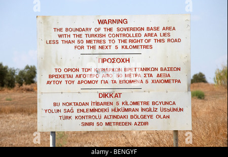 Warnschild vor der Grenze des türkischen, militärisch kontrollierten Gebietes des östlichen Sovereign Base Areas von Dhekelia in zypern Stockfoto