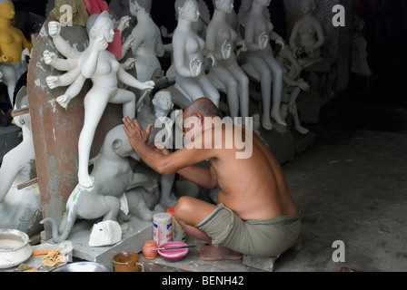 Handwerkliche Herstellung Lehmidole der Göttin Durga vor Durga Puja Festival Kumartuli Kolkata West Bengal Indien Stockfoto