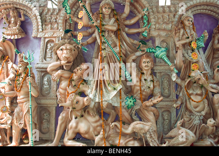 Göttin Durga mit anderen Götzen Durga Puja Festival Bashirhat Kolkata West Bengal Indien Stockfoto