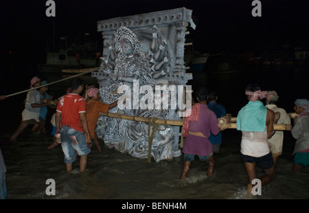 Durga Idol Immersion am Fluss Hooghly Durga Puja Festival Babughat Kolkata West Bengal Indien Stockfoto