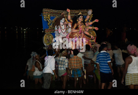 Durga Idol Immersion am Fluss Hooghly Babughat Kolkata West Bengal Indien Stockfoto