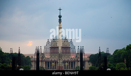 Das Eiserne Tor des Rashtrapati Bhavan führen zu der Residenz des Präsidenten wurden von Edwin Landseer Lutyens (1869 - modelliert. Stockfoto