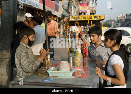 A Straßenszene in Chandni Chowk Delhi Indien Stockfoto