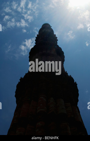 Qutub Minar ist der weltweit höchste Ziegel Minarett befindet sich inmitten der Ruinen der alten Jain-Tempel in Delhi Indien Stockfoto