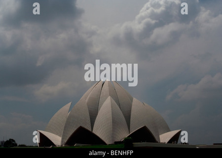 Die Bahai House der Anbetung, im Volksmund bekannt als der Lotus-Tempel wegen seiner blütenartigen Form ist eine bekannte Attraktion in Delhi Stockfoto