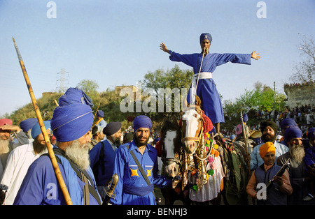 Nihangs in Holla Mohalla Festival im Punjab Anandpur Sahib Indien Stockfoto