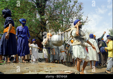 Nihangs in Holla Mohalla Festival im Punjab Anandpur Sahib Indien Stockfoto